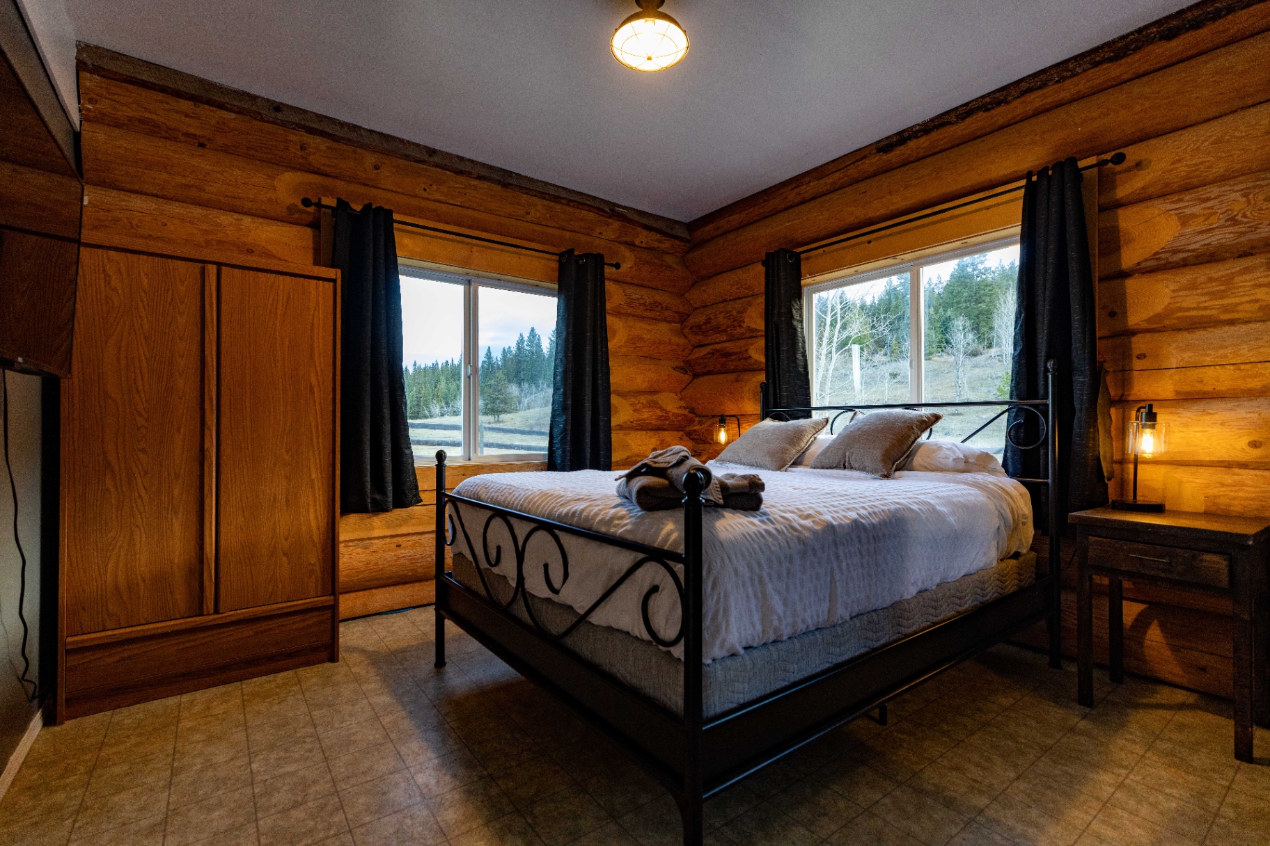 Coyote Lodge bedroom with queen bed and valley views