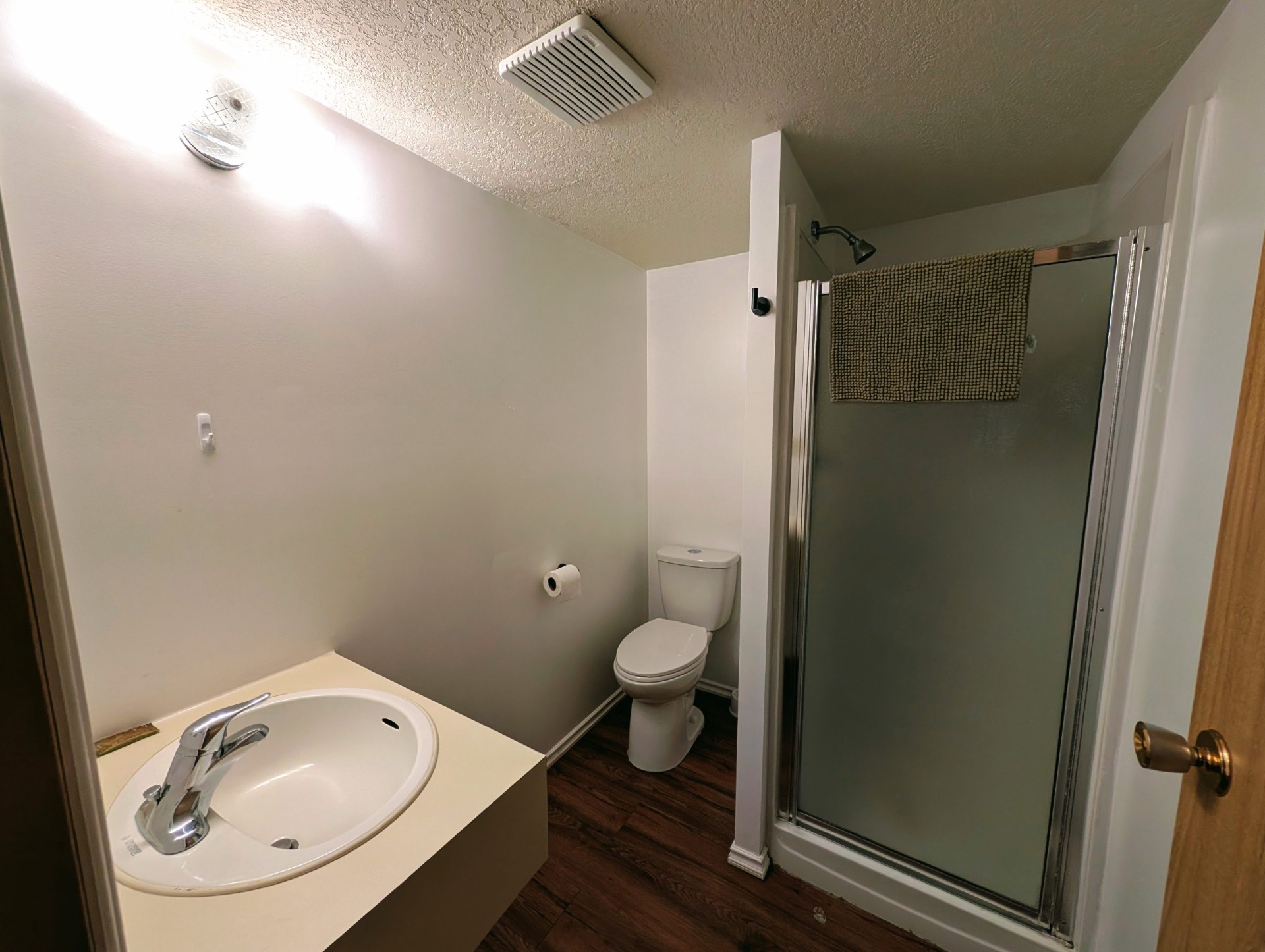 Private three-piece ensuite bathroom in the Sage Inn